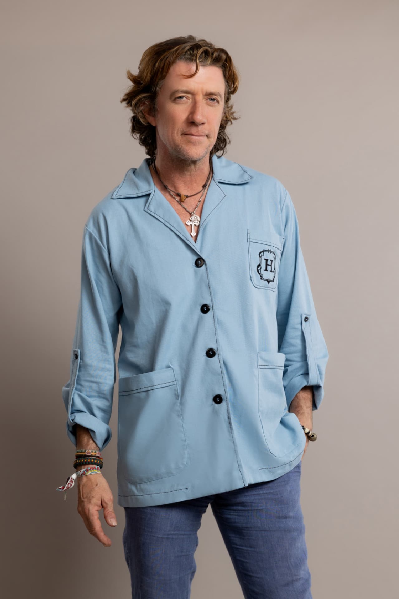 El exesposo de 
<b>Paulina Rubio</b> se describe como auténtico, buena persona, sensible, confiado, buen amigo y generoso, no tolera las injusticias, la falta de educación y la falta de respeto. En Hotel VIP, al igual que sus compañeros, aspira a ser el gran ganador y obtener la jugosa suma de dinero que está en juego.