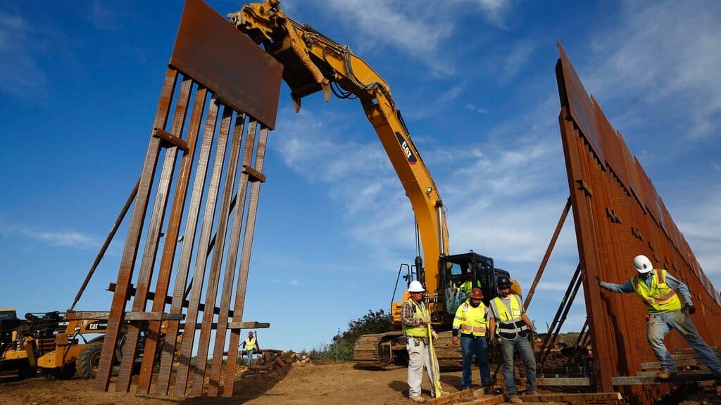 La vieja idea de Trump que recicla DeSantis: pagar el muro fronterizo con impuestos a las remesas