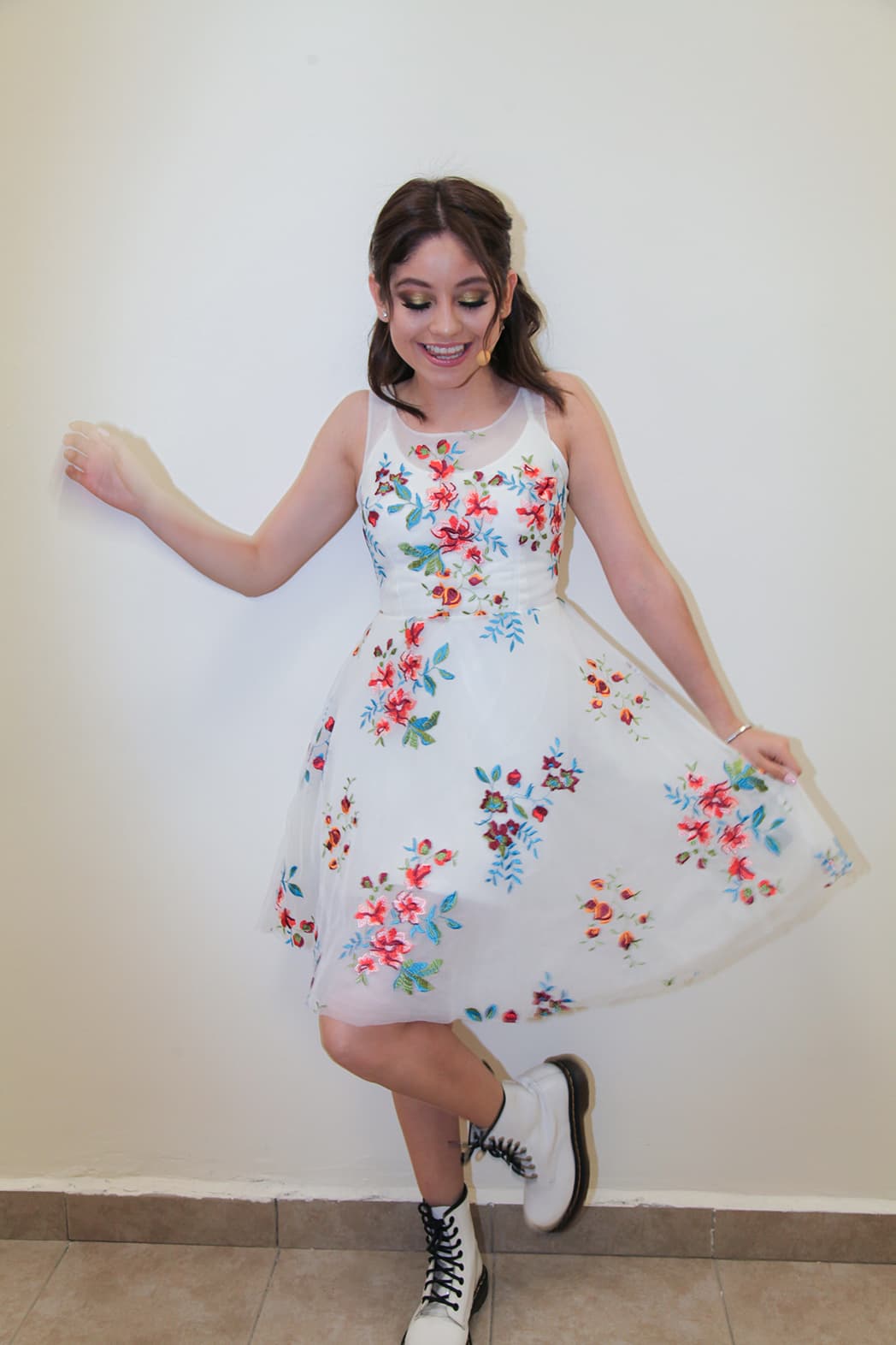 Que se complementó con este vestido con flores y unas botas blancas.