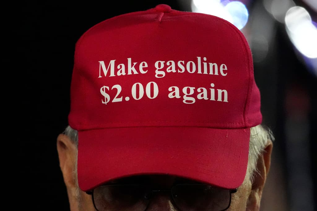 Un delegado de Kansas decidió llevar una gorra en la que pide que la gasolina vuelva a costar $2.
