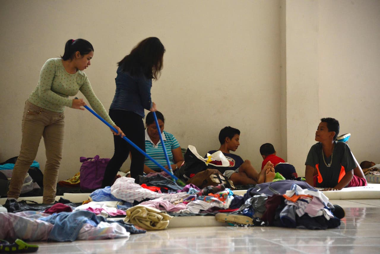 Un refugio protege a las familias de Guapiles del huracán Otto, Costa Rica. 23 de noviembre. 
<br>