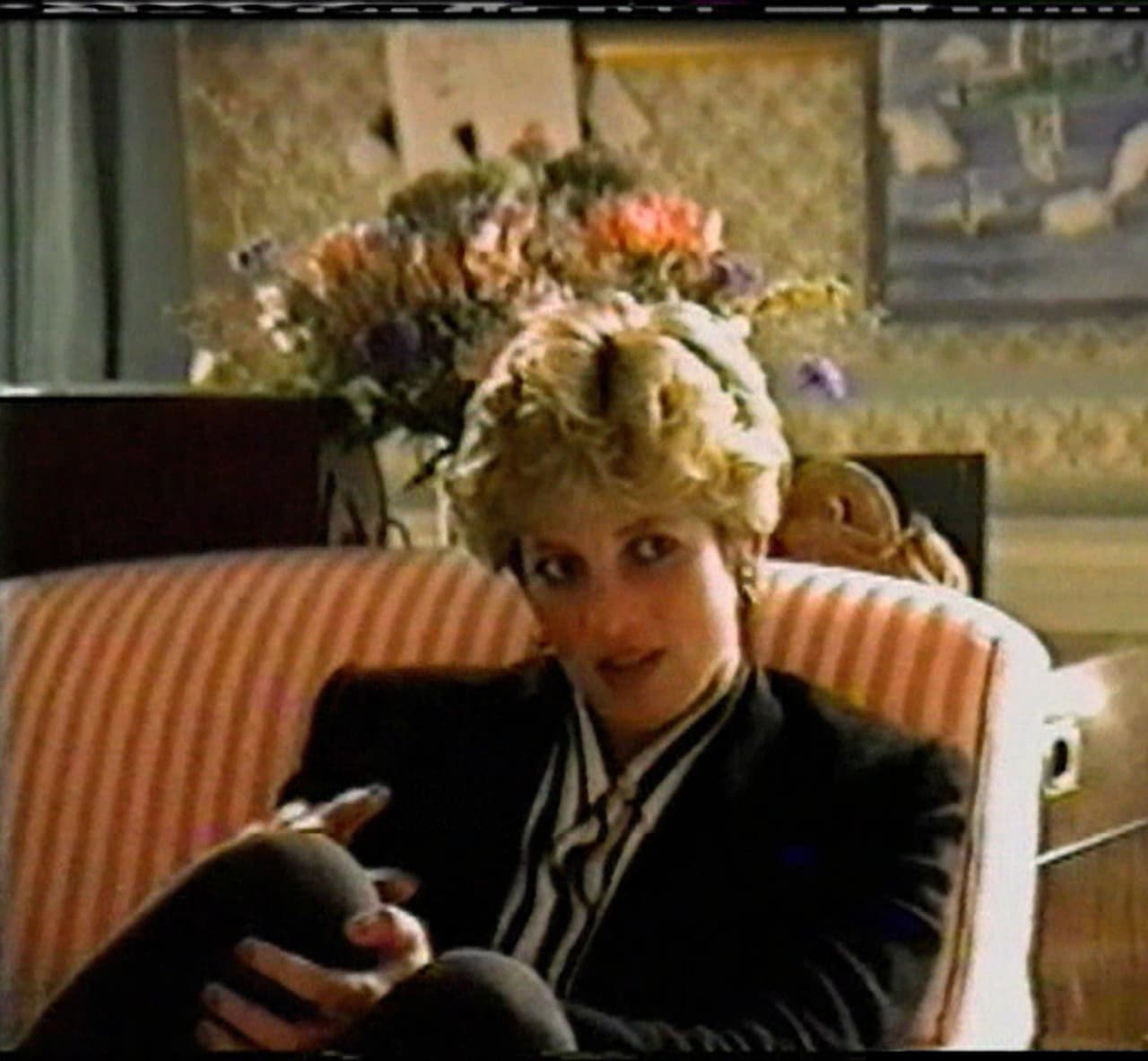 En el 1995, Diana ofreció una de las entrevista más famosas a la cadena BBC, en donde habló de la familia real, y confesó que en su relación había una tercera persona que acabó con lo poco que queda de su relación con el príncipe Carlos. 
<br>