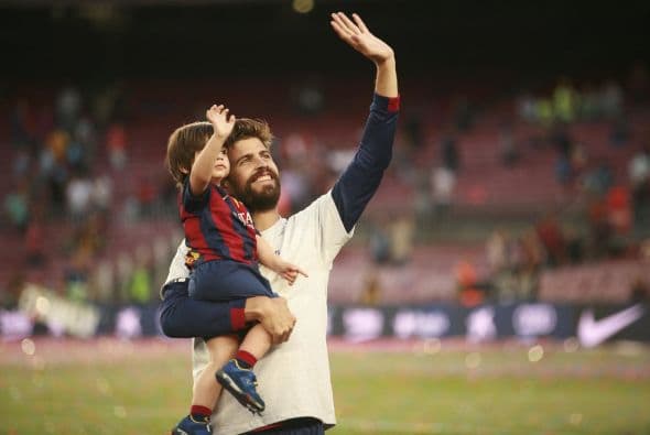 Milan saludando a los aficionados.