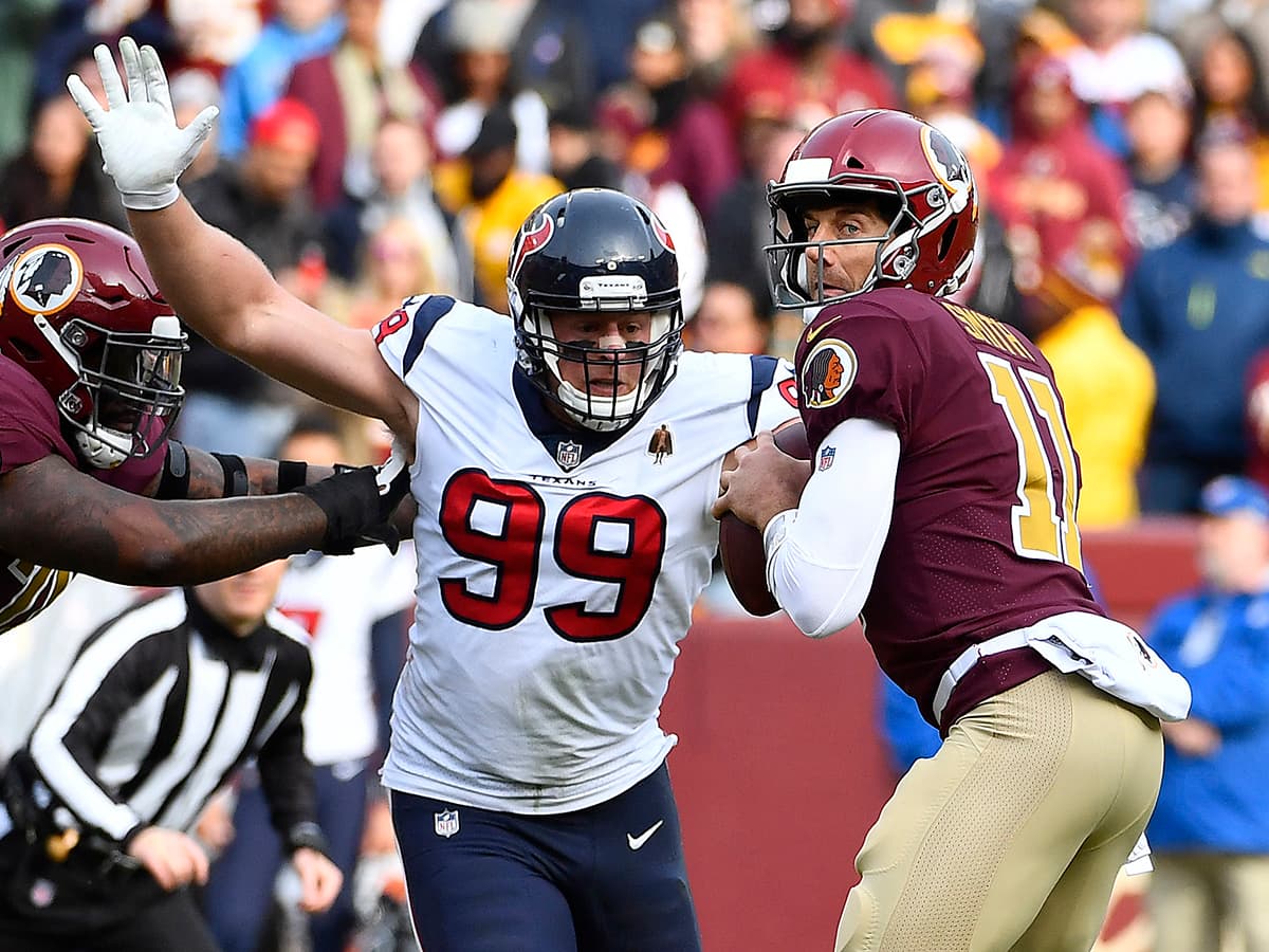 Cada jugada que pasaba estaba más cerca de su objetivo el defensivo J.J. Watt (centro), capturar a Alex Smith.