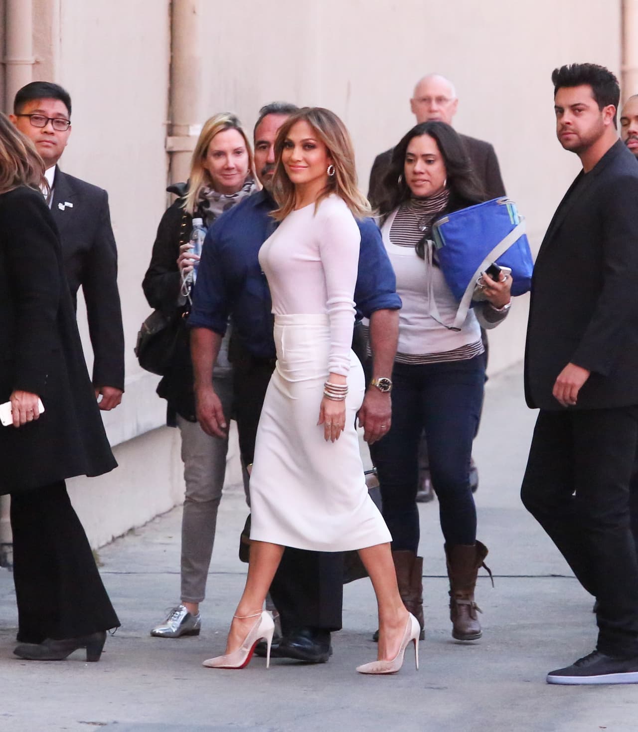 Mira nada más cómo resalta ese outfit sus curvas.