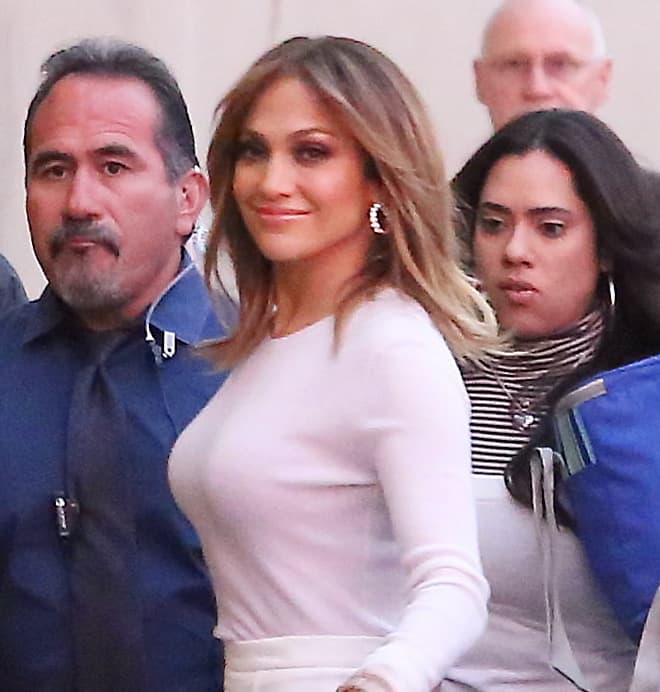 La cantante luce espectacular en un ceñido outfit que resalta su envidiada figura.