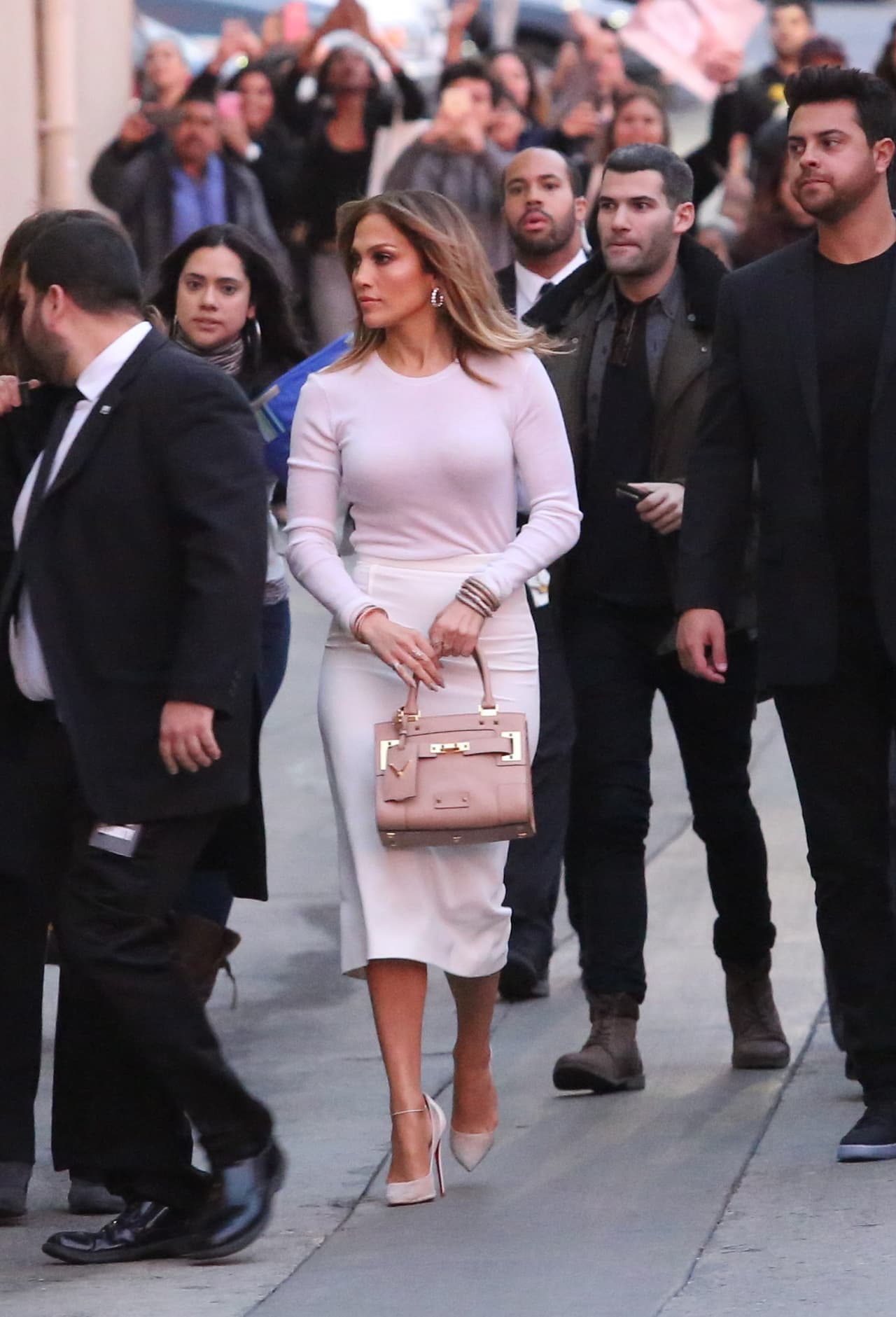 La gente le gritaba a lo lejos.