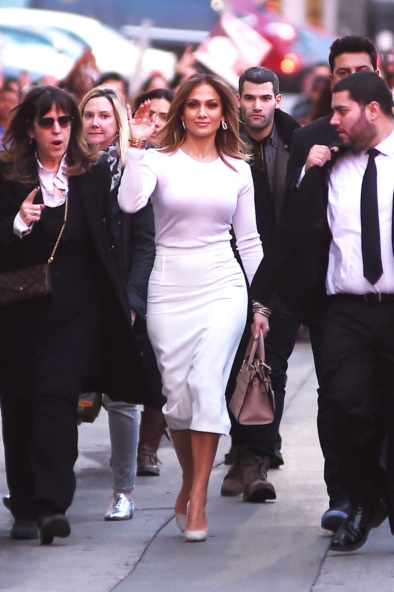 Una pencil skirt blanca, y un top bastante apretadito.