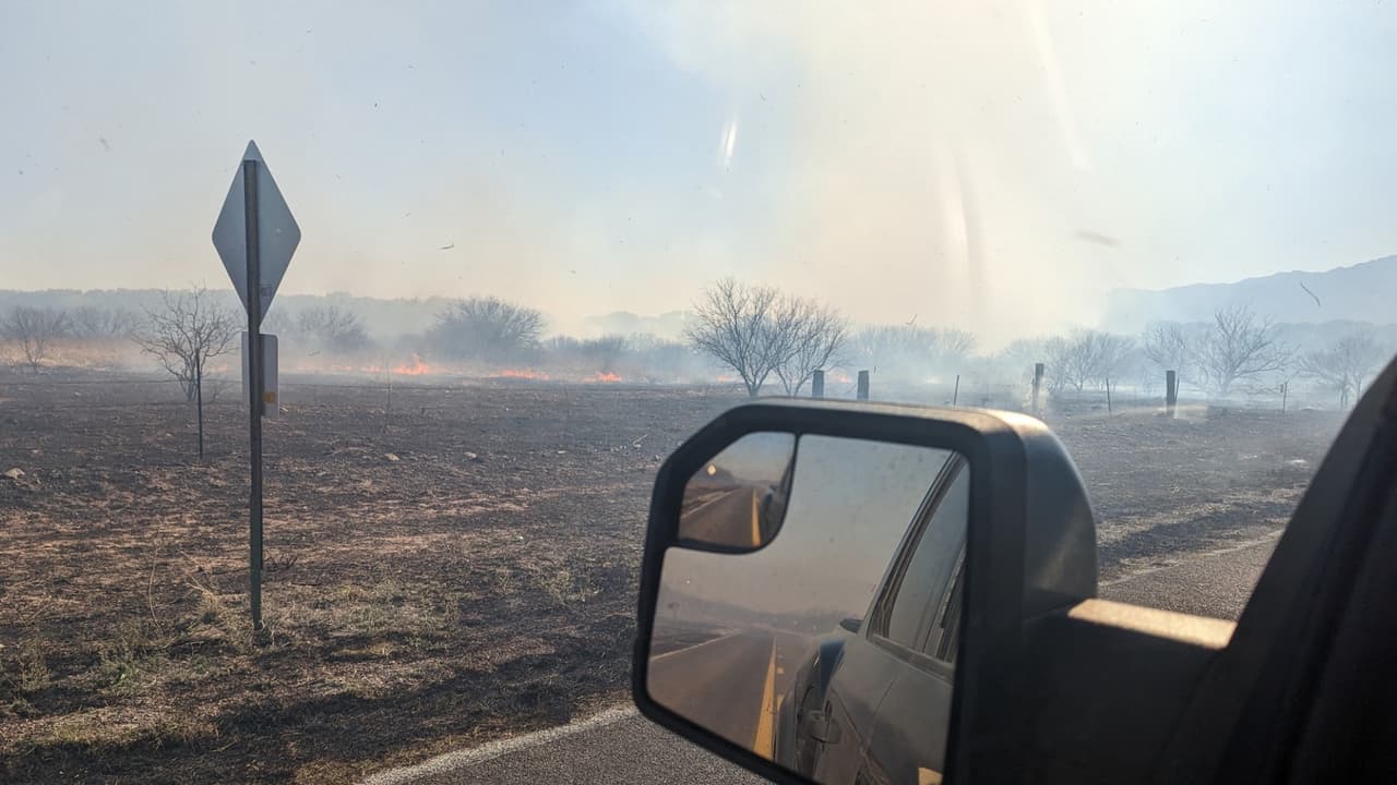 Incendio Williams en el condado Cochise que consume más de 500 acres obliga evacuaciones y cierre de carreteras