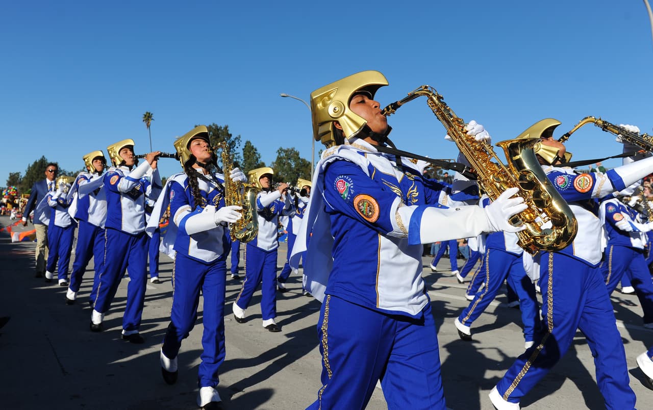 La banda Águilas Doradas del Centro Escolar José María Morelos y Pavón en Puebla, México, marcha en el 127mo Desfile de las Rosas en Pasadena, California, el viernes 1 de enero de 2016. (Foto AP/Michael Owen Baker)