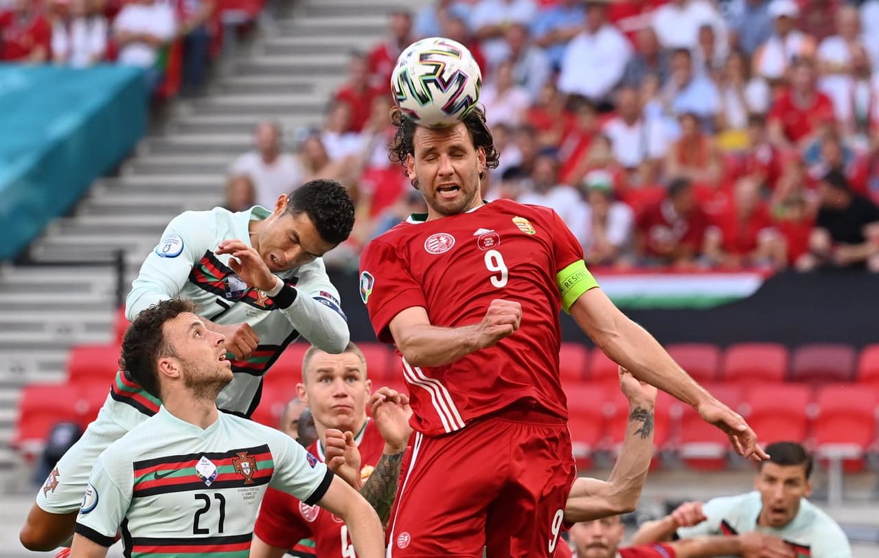 Portugal salva el resultado y derrota a Hungría 3-0 durante el partido del Grupo F en la Euro 2020. La primera parte del partido empataban a cero, pero Raphael Guerreiro ponía el primer tanto al minuto 84 y Cristiano Ronaldo se encargó de cerrar el partido con doblete, sumando los primeros tres puntos para los lusos.