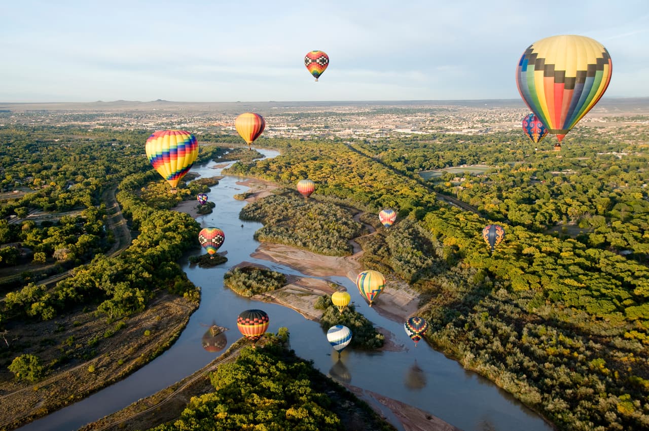 <h3 class="cms-H3-H3">14. Albuquerque, Nuevo México</h3>
<br>
<br>La Fiesta Internacional de Globos Aerostáticos es suficiente atractivo turístico para todos los que visiten la ciudad. Sin embargo, para los amantes de la historia, también existen una serie de 
<b>interesantes museos como el American International Rattlesnake Museum y el Anderson Abruzzo International Balloon Museum</b>, que ofrecen entrada por tarifas accesibles.