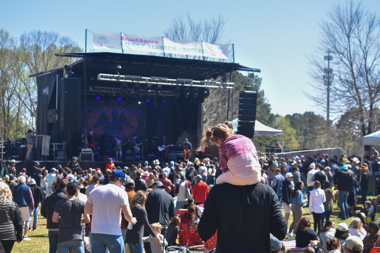 <b><a href="https://www.splashfestivals.com/events-festivals/brookhaven-cherry-blossom-festival/">Brookhaven Cherry Blossom Festival (25 y 26 de marzo)</a></b>. Festival con expositores de arte, música en vivo, artesanías, puestos de comida, juegos para niños y mucho más.
<br>
<br>
<b><a href="https://goo.gl/maps/H2PFshdsq6NYLREH9">Cómo llegar</a></b>