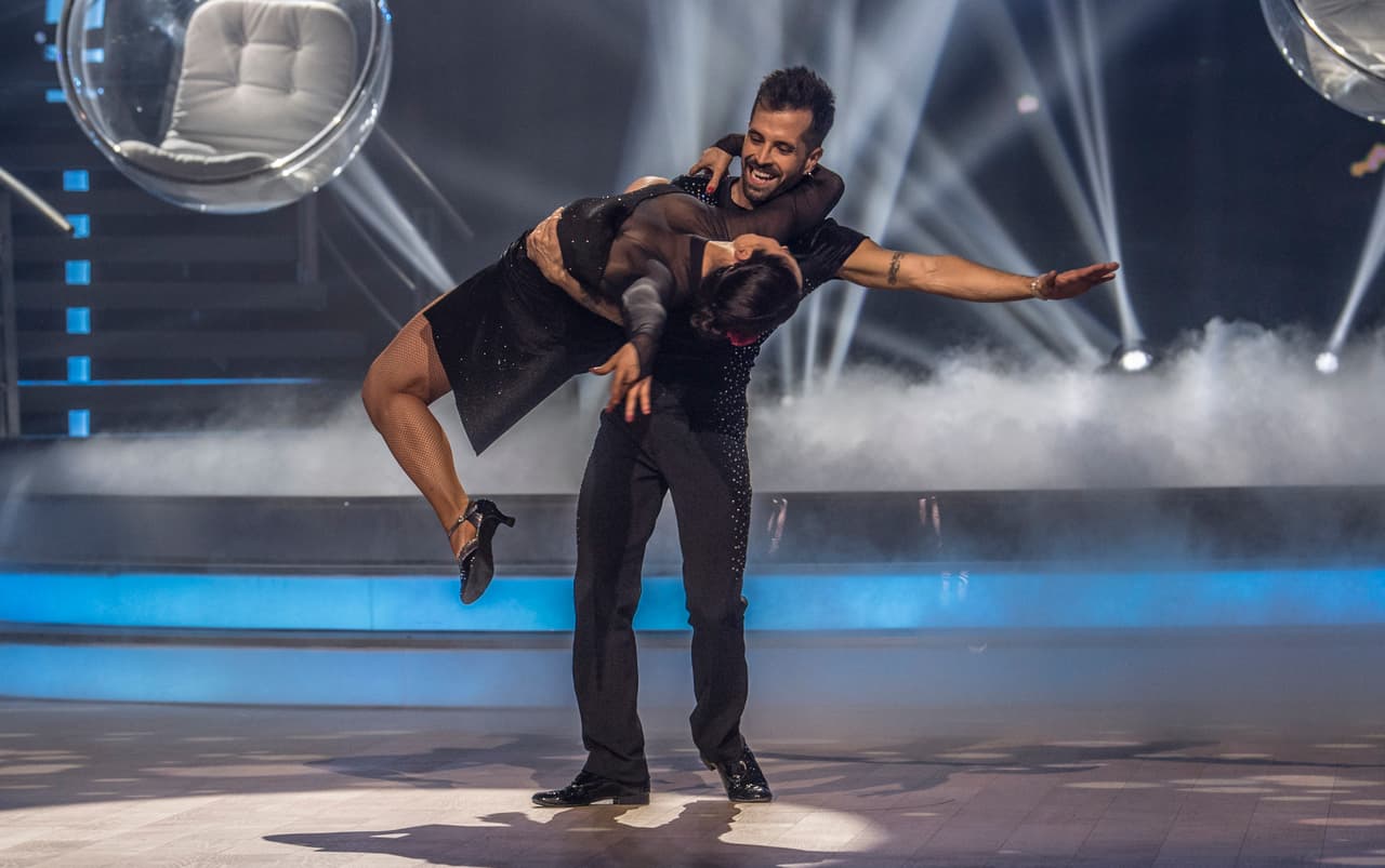 El colombiano y su pareja presentaron un número de tango moderno, con
<b><a href="https://www.univision.com/shows/mira-quien-baila/mike-bahia-bailo-cant-take-my-eyes-of-you-lola-cortes-se-nego-a-evaluarlo-video"> la canción 'Cant Take My Eyes Of You'.</a></b>