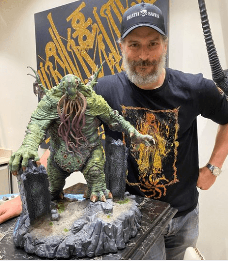 El actor no esconde su gusto por el juego de mesa Dungeons and Dragons y en el 2018 hasta escribió un artículo acerca de su lugar en la cultura pop. La actriz de ‘Modern Family’ incluso ha comentado que tiene un sótano dedicado sus figurines y donde se reúne a jugar con sus amigos.