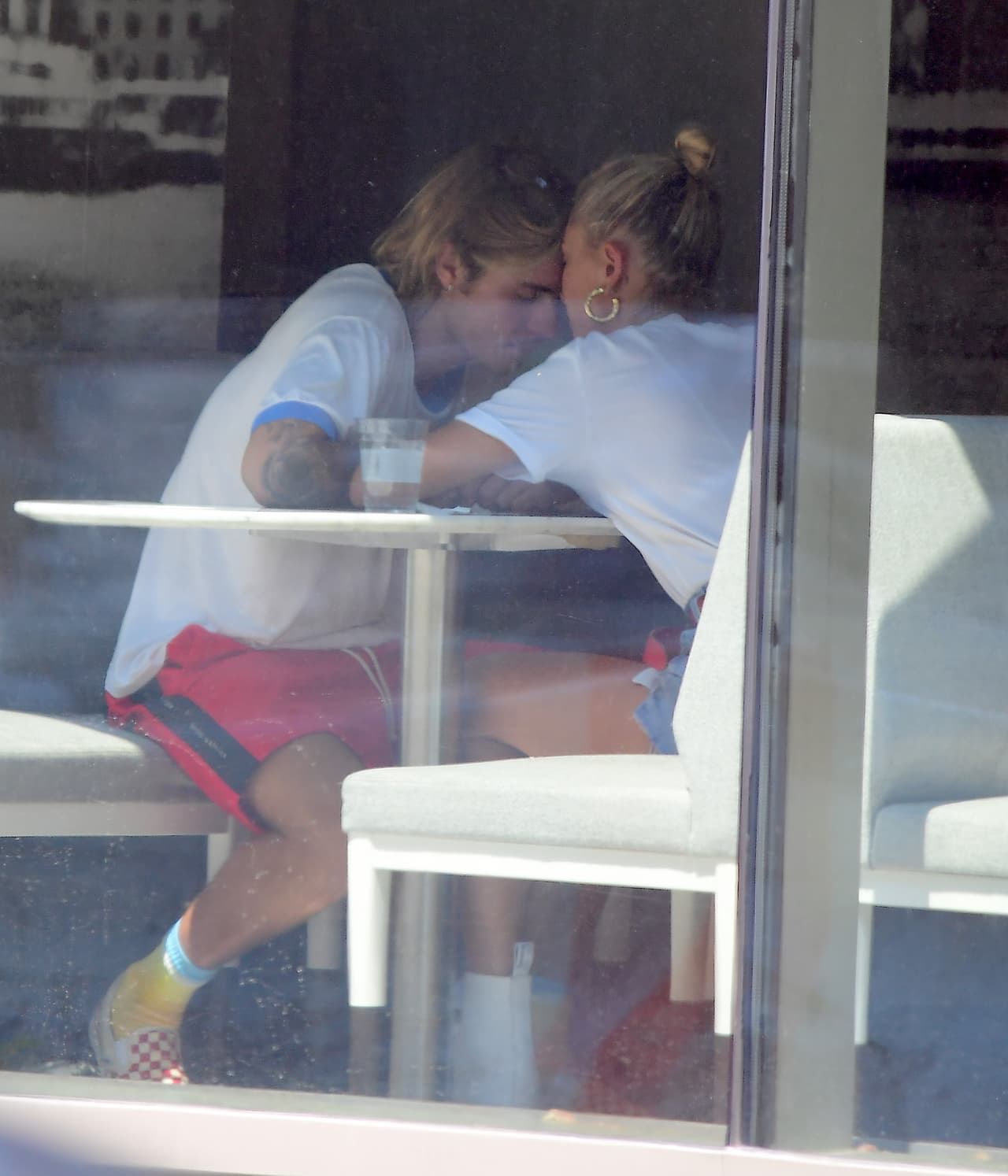 "Tienes días buenos y días malos", respondió el cantante al ser cuestionado sobre el humor que la pareja mostró en estas fotos. "No es real si no tienes días malos", afirmó el artista en un video publicado por 
<b><a href="http://www.tmz.com/2018/08/09/justin-bieber-crying-marriage-hailey-baldwin-book/" target="_blank">TMZ</a></b>.