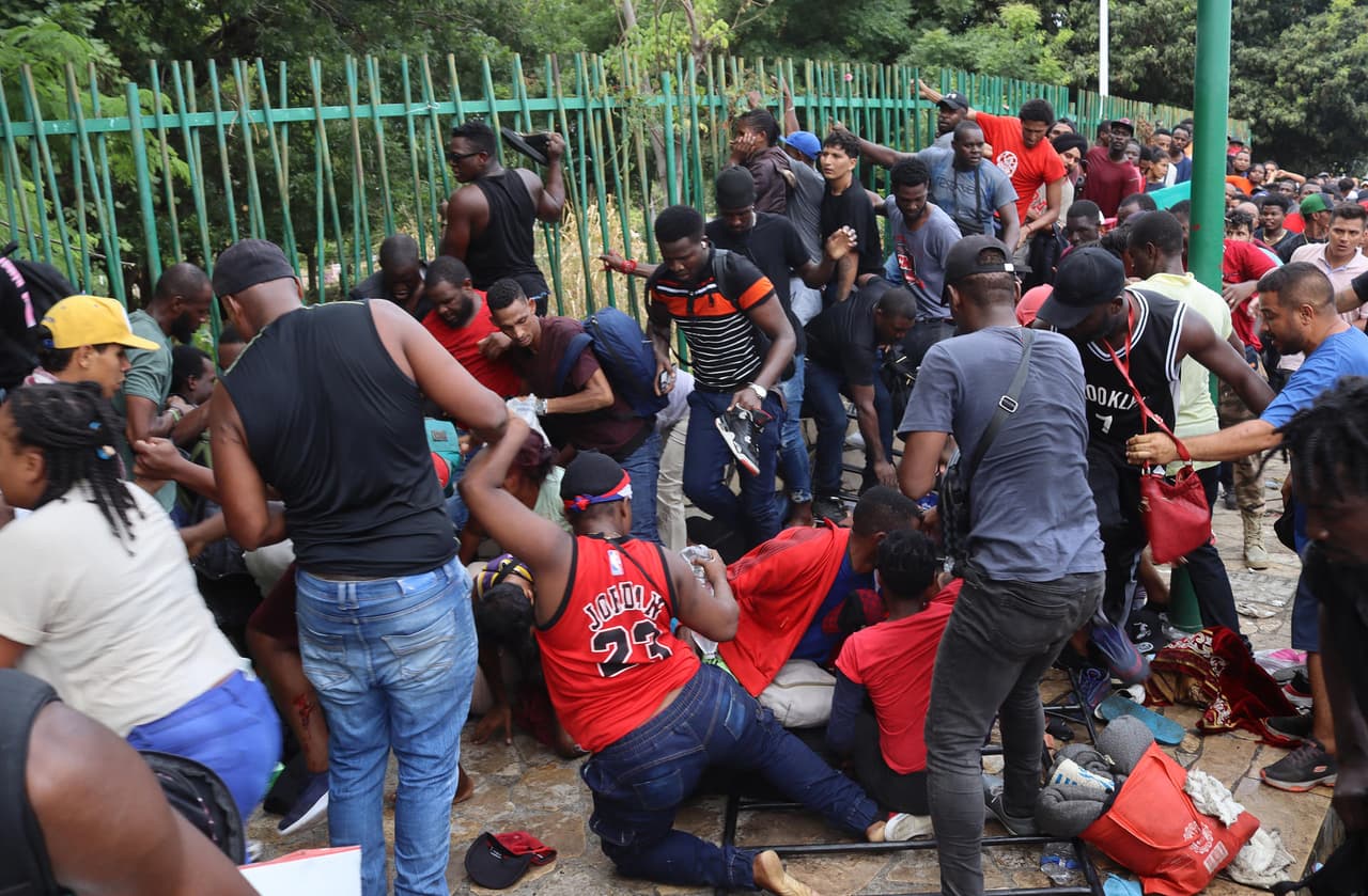 Miles de migrantes derriban las vallas de un centro de procesamiento en el sur de México para exigir regularización