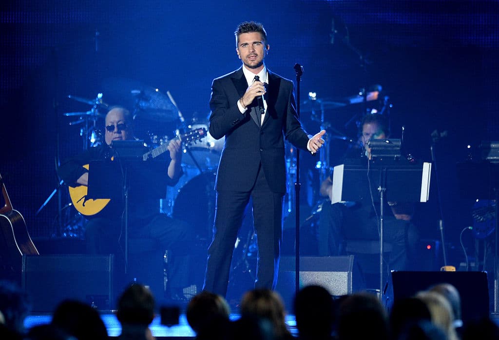 Juanes se vistió de traje y corbata para rendir tributo a su amigo Miguel Bosé, la Persoan del Año de la Academia Latina de la Grabación de Latin GRAMMY 2013, en un tributo en el Mandalay Bay Convention Center el 20 noviembre de 2013 en Las Vegas, Nevada. (Jason Merritt/Getty Images)
<br>