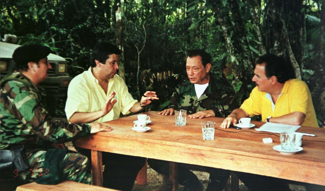 En esa época, más de 200 integrantes del Ejército y la Policía fueron secuestrados . En 1999 comienza el diálogo con el Gobierno del entonces presidente Andrés Pastrana. El Gobierno accedió a desmilitarizar 42,000 kilómetros para adelantar las conversaciones. En la histórica foto (de izq a der): Jorge Briceño, alias El mono Jojoy; el Alto Comisionado para la Paz, Víctor G. Ricardo; Manuel Marulanda, y el entonces presidente Pastrana (6/1/99).