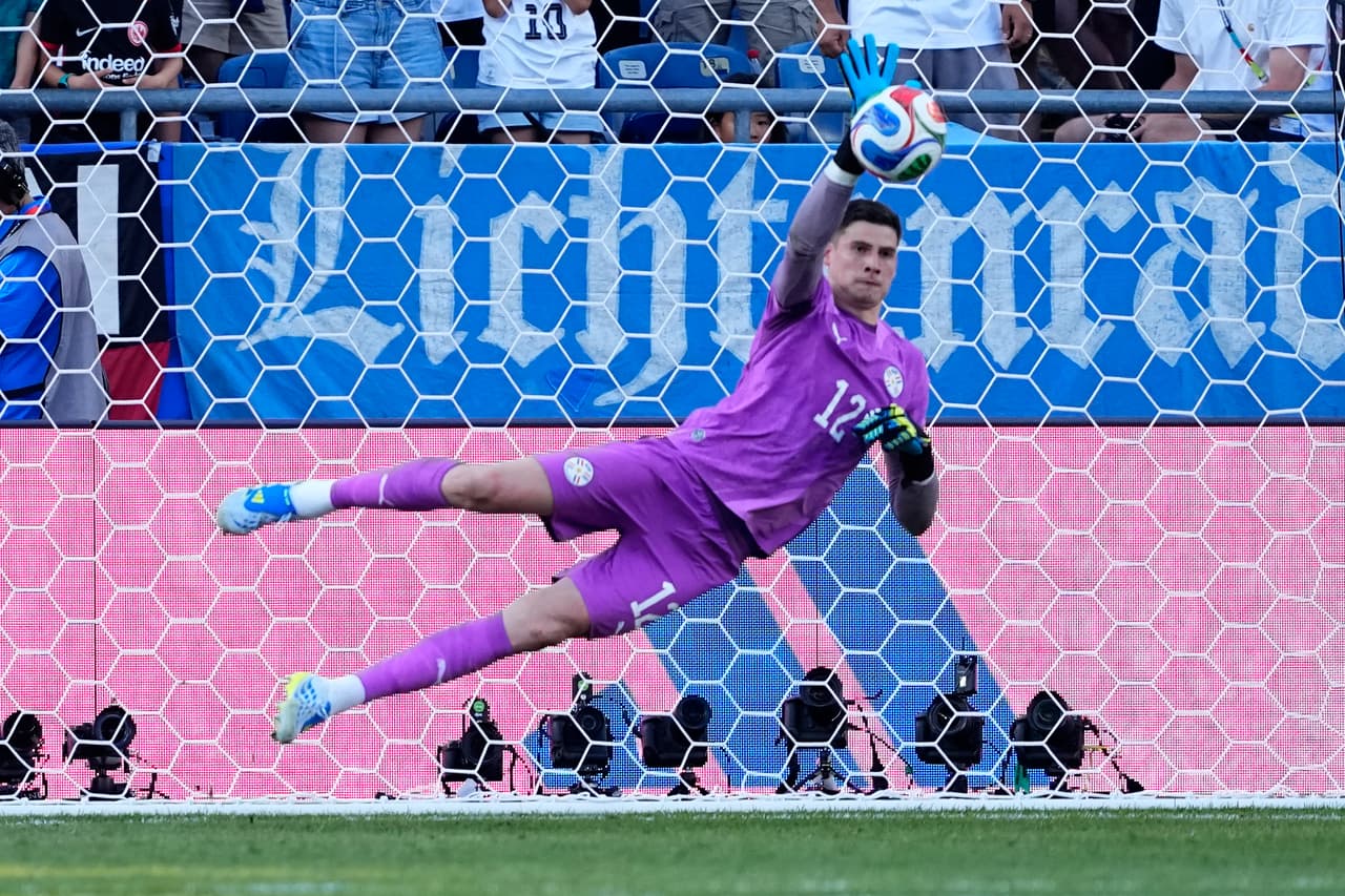 El portero de Paraguay, Orlando Gill (12), realiza una atajada durante la tanda de penales al finalizar el partido de dieciseisavos de final de la Copa del Mundo entre Alemania y Paraguay en Foxborough, Massachusetts, cerca de Boston, el lunes 29 de junio de 2026.