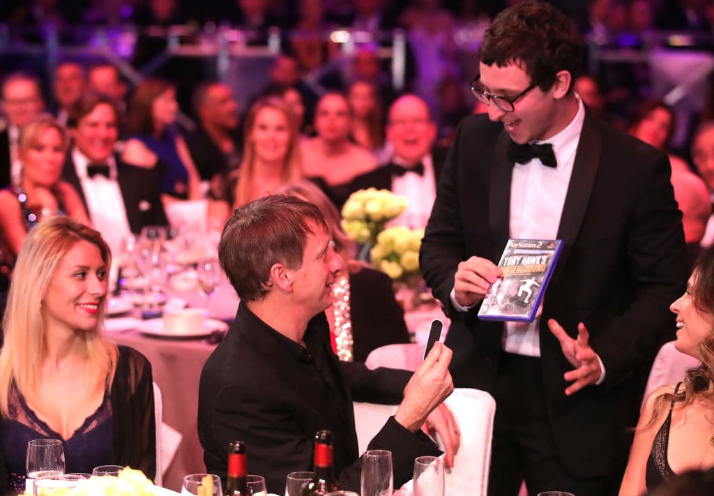El mago Julius Dein hace un truco al lado del legendario Tony Hawk, el mejor skateboarder de todos los tiempos, durante la entrega 2019 de los Laureus World Sports Awards.