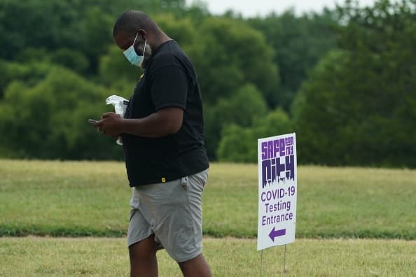 Los síntomas notificados por personas con COVID-19 varían desde aquellos que presentan síntomas leves hasta quienes se enferman gravemente. Los síntomas pueden aparecer 
<b>2 a 14 días después de la exposición</b> 
<b>al virus.</b>