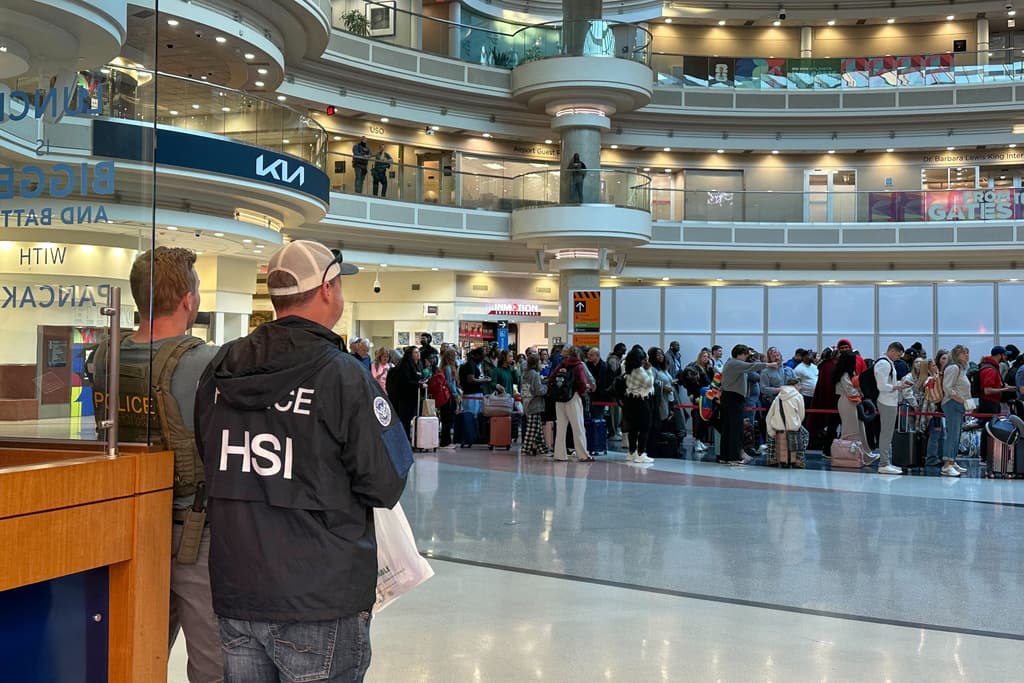 El alcalde de Atlanta, Andre Dickens, informó que 
<b>los agentes federales apoyarían en manejo de filas y control de multitudes dentro de las terminales domésticas</b>, y aclaró que
<b> la medida no está destinada a realizar operativos de inmigración.</b>
<br>
<br>Dickens indicó que los agentes de ICE y de HSI 
<b>reportarán directamente a la TSA durante la duración de esta asignación.</b>
<br>