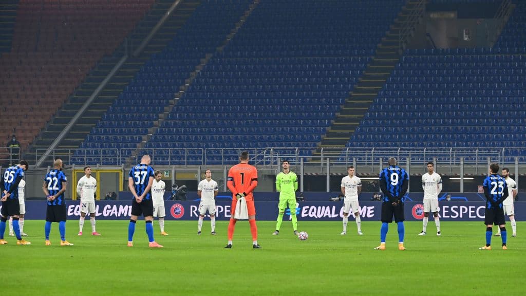 Jugadores del Real Madrid y del Inter de Milán mantienen un minuto de silencio en honor a la pérdida de Diego Armando Maradona.