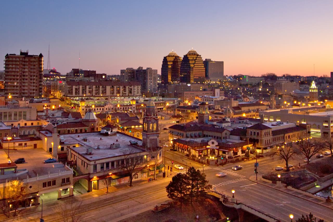 <b>Puesto 20: Overland Park, Kansas. 58.91 puntos.</b> El estudio utilizó un sistema de puntaje sobre 100, donde 80 puntos provienen del desempeño en el mercado laboral de cada ciudad y 20 de las variables socioeconómicas.
<a href="https://www.univision.com/noticias/dinero/grandes-cadenas-de-tiendas-con-problemas-en-2021-fotos"><u>Vea aquí las grandes cadenas de tiendas que sobrevivieron a la pandemia pero encaran dificultades y posibles quiebras en 2021.</u></a>