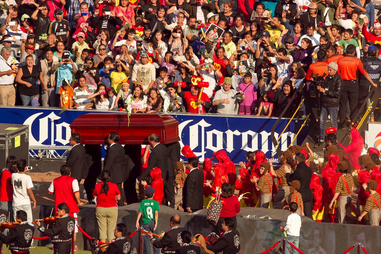 Miles de seguidores llegaron a ese escenario que parecía exclusivo del fútbol para rendirle homenaje a un hombre que tanto amó ese deporte y que así lo difundió.