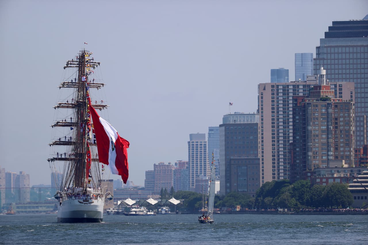 Grandes veleros navegan en el puerto de Nueva York durante el Sail250, un encuentro de grandes veleros y buques militares, sábado 4 de julio de 2026, en Nueva York. (Foto AP/Pamela Smith)