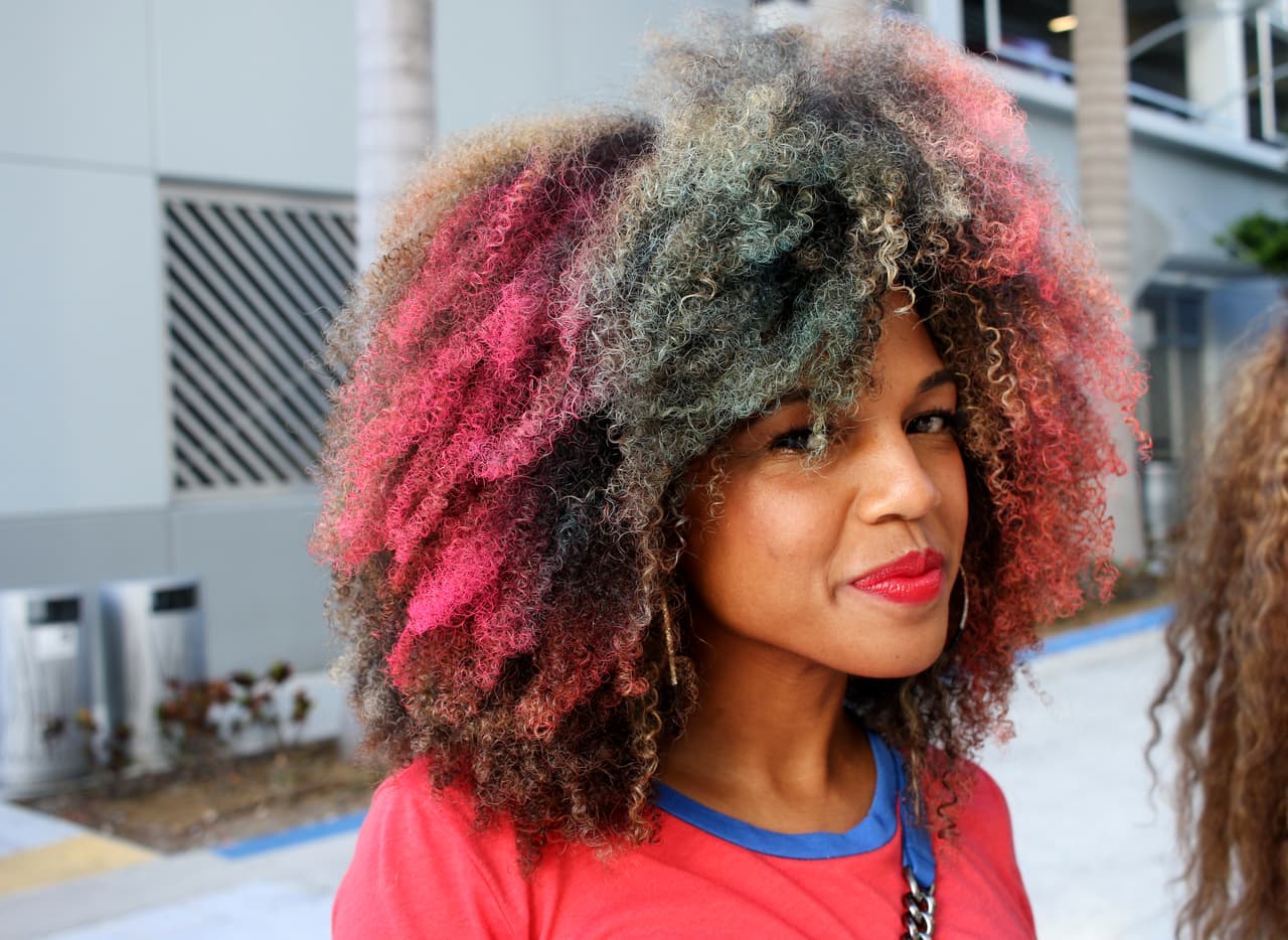 Así como un séquito de mujeres afros con sus pelos suelos, crespos y alborotados la siguió en su concierto del Super Bolw, así mismo muchas seguidoras quisieron acoger su manifiesto estilístico.