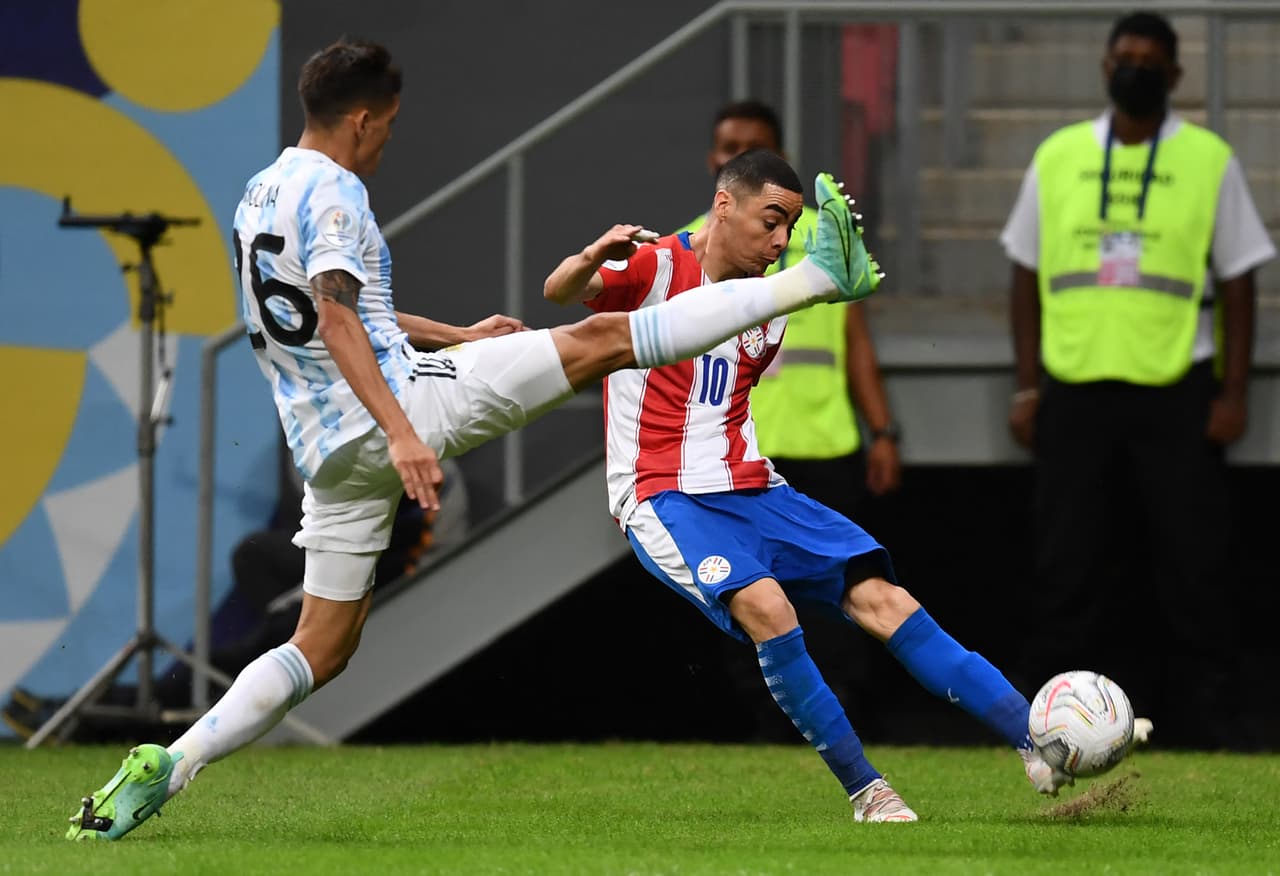 Con un solitario gol de Alejandro Gómez el equipo de Argentina venció a Paraguay y se metió a la siguiente ronda de la Copa América.