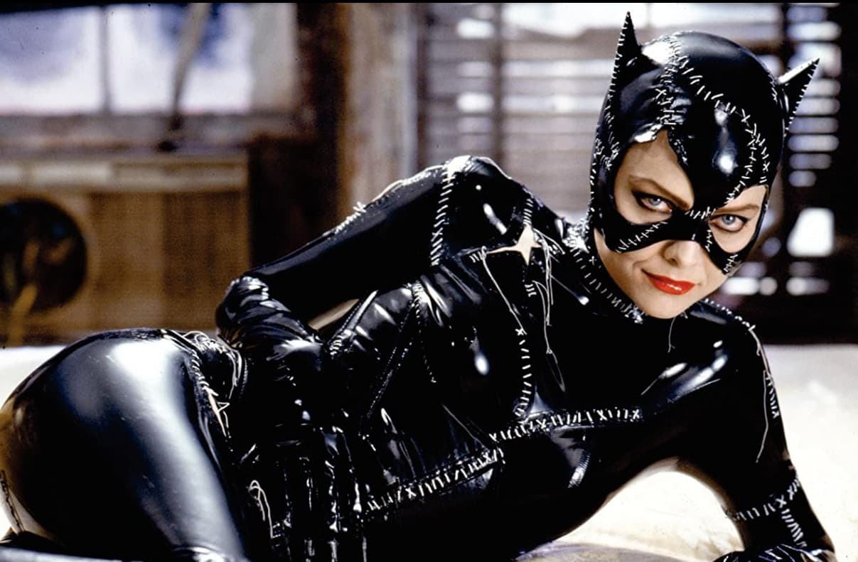 <b>Michelle Pfeiffer </b>
<br>Mostró el lado más atrevido de Catwoman con su interpretación y, hasta el momento, nadie ha podido superarla en dicho rol.