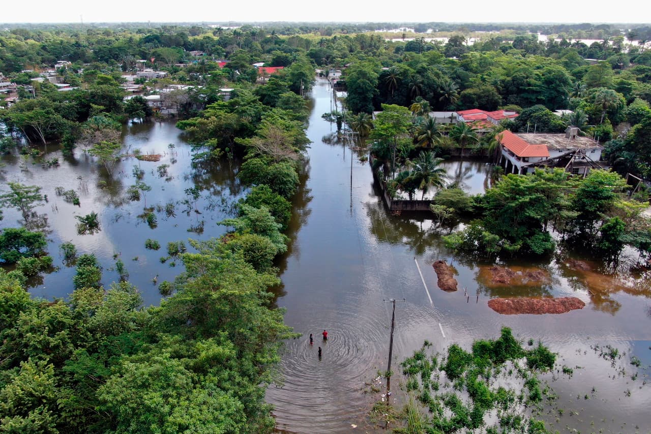 La inundación en Villahermosa. "A un señor grande con su nieto se les volteó el cayuco" en uno de los varios ríos desbordados por las precipitaciones, dijo este domingo el presidente Andrés Manuel López Obrador en un video tomado en esa región y difundido en sus redes sociales.
<br>