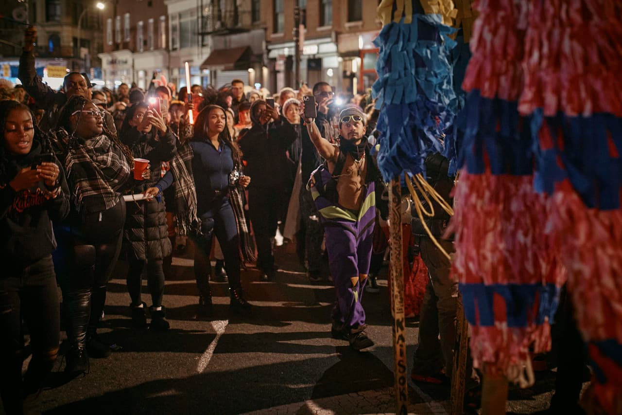 Con llamativos disfraces, música y mucha diversión desfilaron cientos de personas por la Sexta Avenida.
<br>