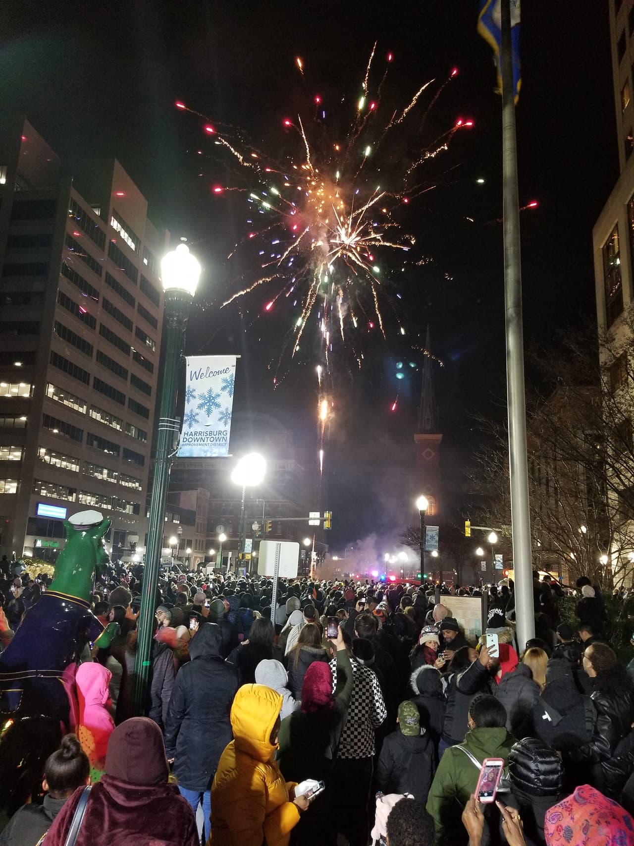 <b><a href="https://harrisburgpa.gov/special-events/new-years-eve/ " target="_blank">Harrisburg</a></b>. Celebra la víspera de Año Nuevo en la capital del estado en Harrisburg. Hay artes y manualidades para mantener ocupados a los niños, mientras que un DJ en vivo toca algunos ritmos para mantener a la multitud en movimiento. Una fresa gigante cae a medianoche desde lo alto del Harrisburg Hilton, y hay una impresionante exhibición de fuegos artificiales sobre la ciudad.