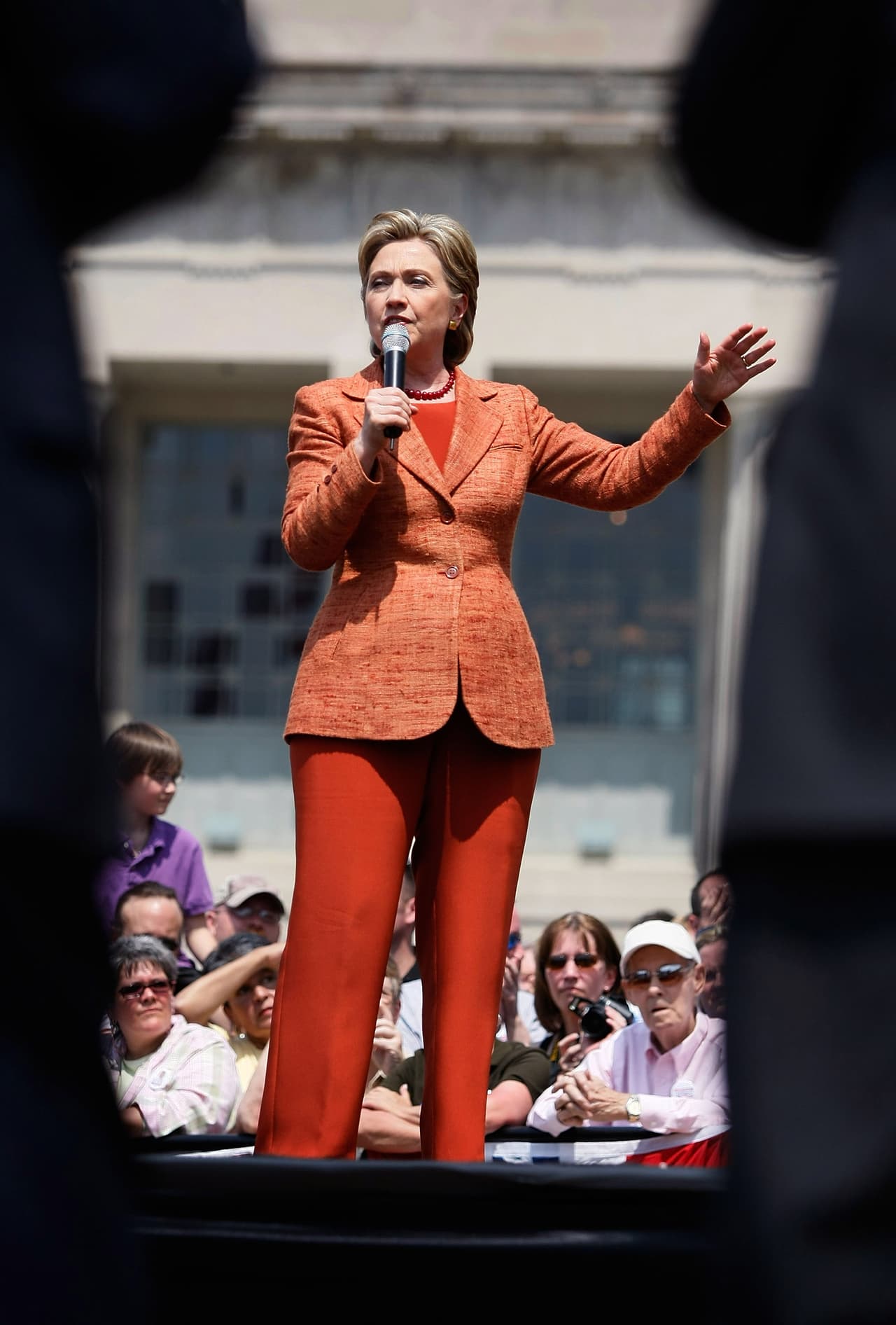 Llevar el pelo corto y elegir siempre pantalones parece ser una estrategia muy común entre mujeres politicas que encuentran en este look una manera de hacer que el debate se concentre en sus ideas y no en su apariencia. (Photo by Joe Raedle/Getty Images)