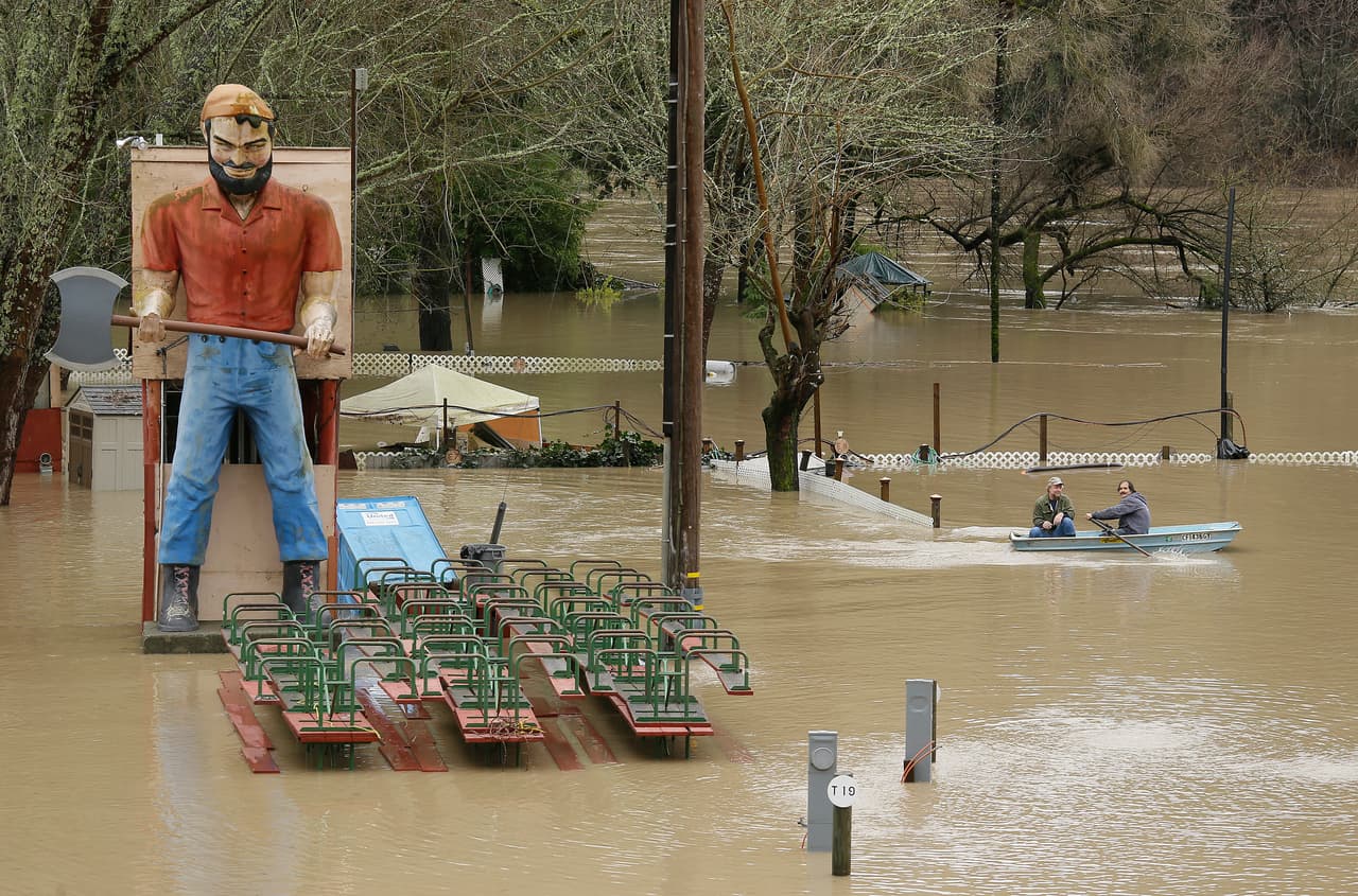 En el parque de autocaravanas de Forestville, en Sonoma, los residentes utilizaron lanchas y botes de remos para moverse entre las aguas.