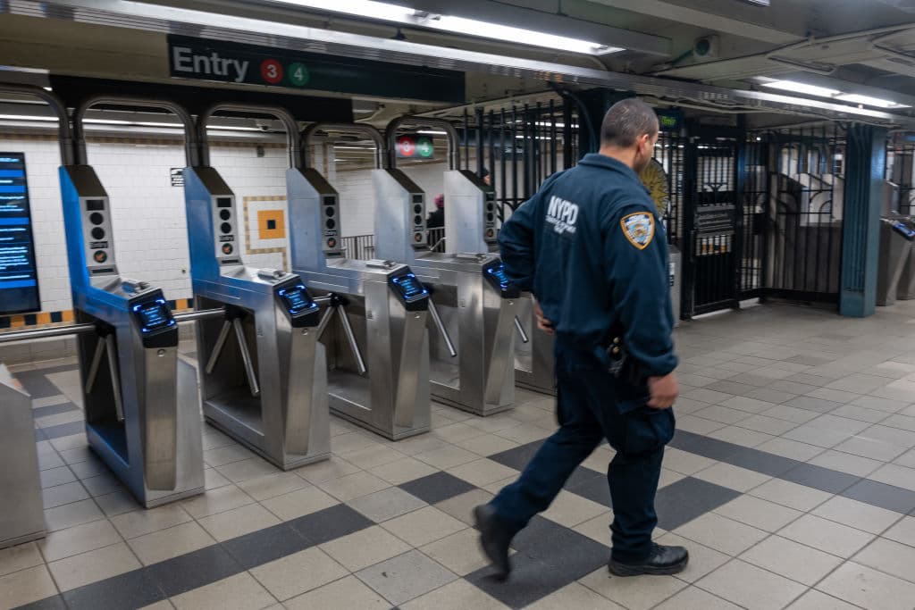 Tiroteo en estación del subway en Brooklyn deja a un agente y otras dos personas heridas