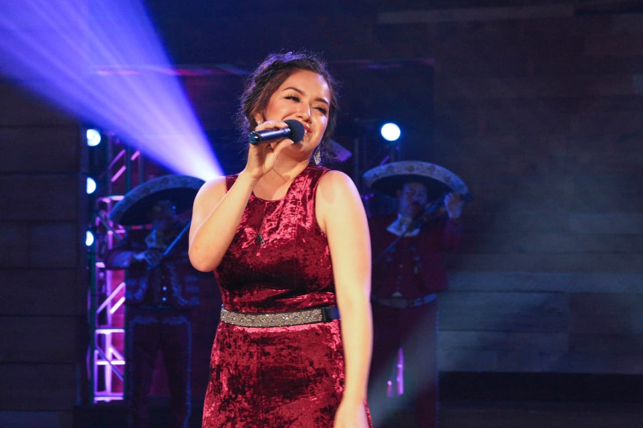 Janine ofreció una presentación muy emotiva
<a href="http://www.univision.com/shows/la-reina-de-la-cancion/janine-ofrecio-una-presentacion-muy-emotiva-al-cantar-mi-carinito-video">al cantar 'Mi cariñito'</a>.