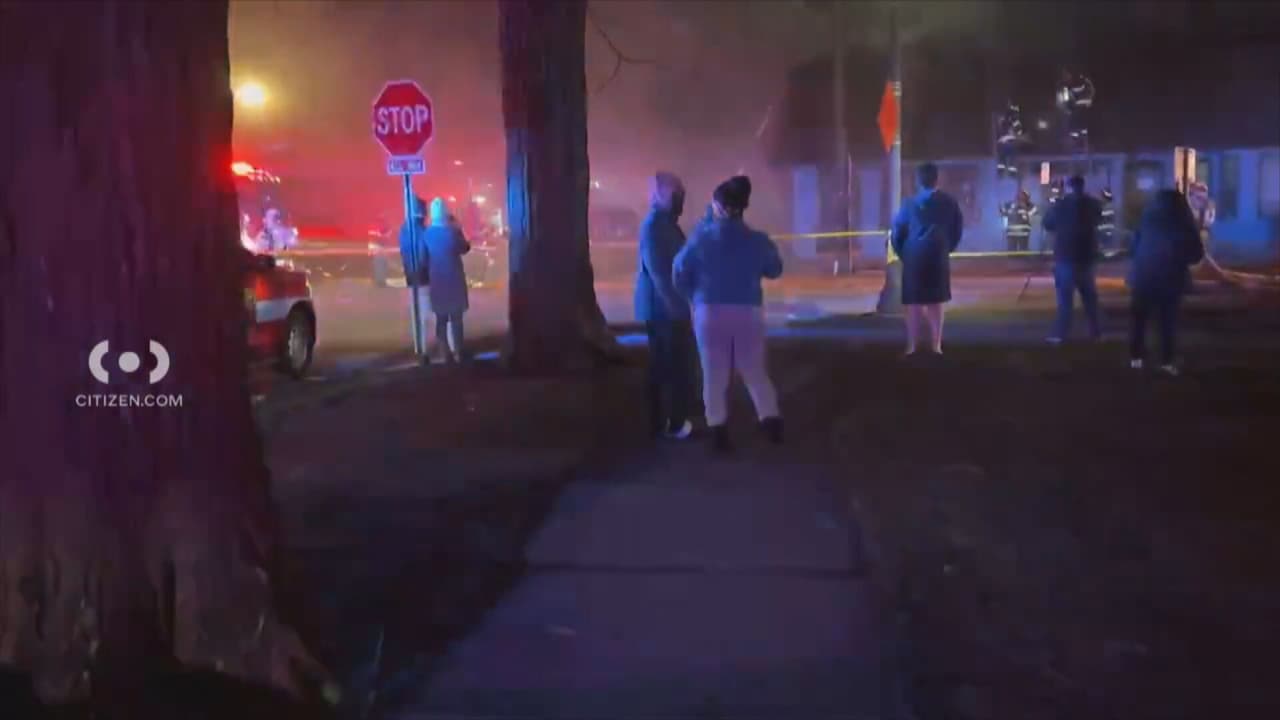 Lo primordial para los bomberos era que el fuego no continará devastando todo el edificio. Después de más de cuatro horas, lograron apagar las llamas.