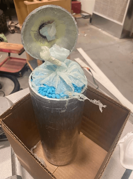 Un conductor fue arrestado después de que las autoridades encontraran en su vehículo cerca de 56,000 píldoras de fentanilo escondidas dentro de extintores.