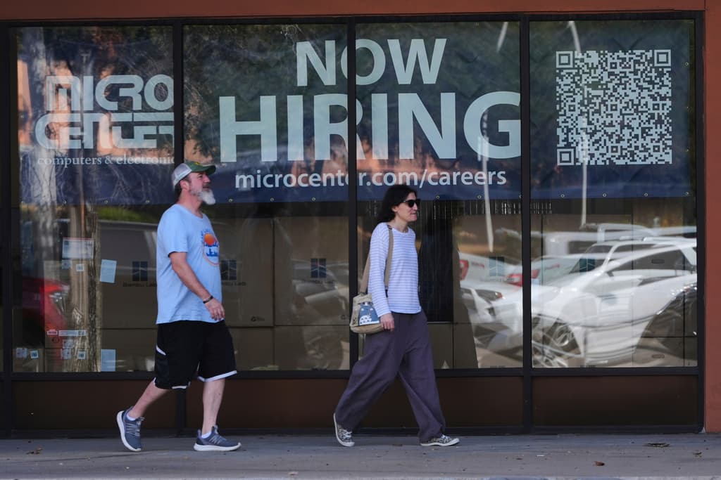 La creación de trabajos sigue floja en EEUU y el desempleo sube a 4.6%, muestra un demorado informe oficial