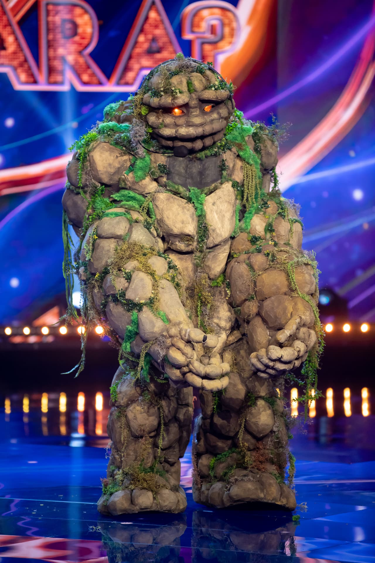 Cuando estábamos listos para el segundo combate, el escenario se estremeció nuevamente, lo que significó que Hombre de Piedra estaba entrando al escenario. Antes de descubrir quién sería el personaje con quien cantaría, nos contó que le encantan los memes y que hace de todo para divertir al público.