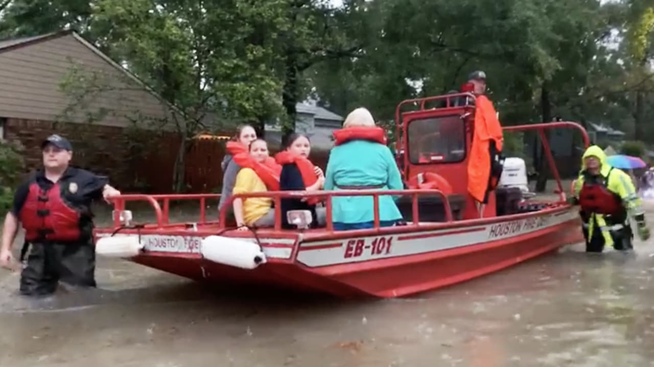 Personal del Departamento de Bomberos de Houston tuvo que rescatar a residentes del área de Kingwood cuyas viviendas resultaron afectadas por las inundaciones.