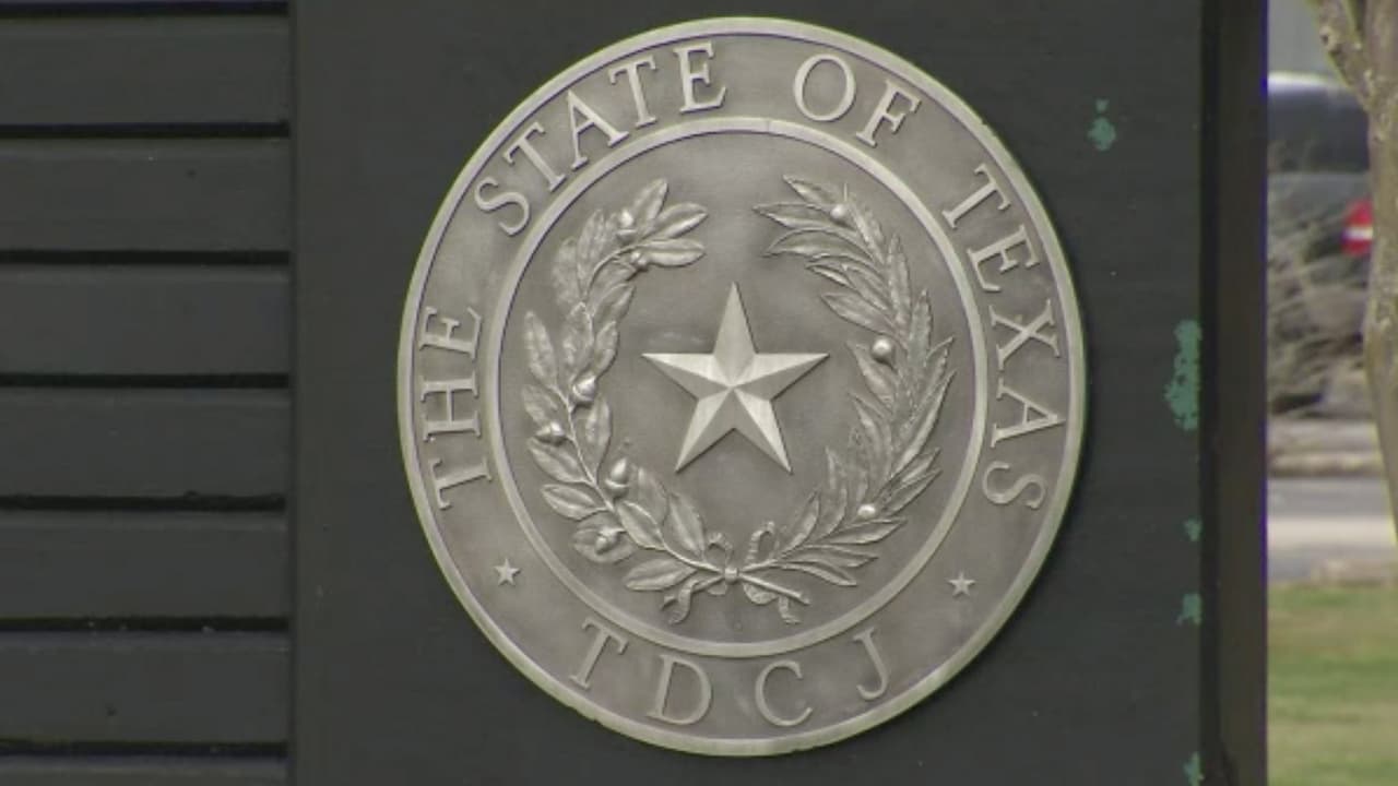 El 
<b><a href="https://www.univision.com/local/houston-kxln/john-henry-ramirez-ejecucion-demanda-texas-houston-asesinato-inyeccion-letal-dana-moore-imposicion-de-manos">Departamento de Justicia Crimina</a></b>l negó la petición y estableció lo protocolos previos a que el pastor entre a la prisión e indicó que Moore no podrá tener contacto directo y personal con Ramírez durante la ejecución.