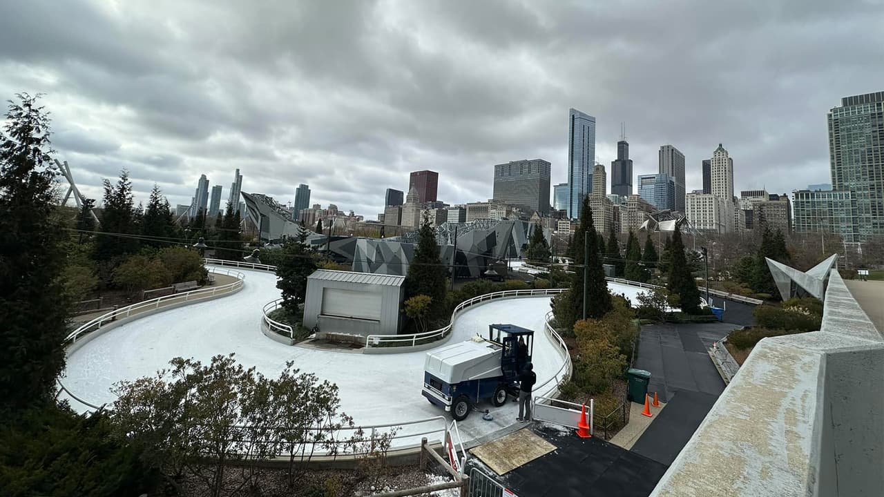 <h3 class="cms-H3-H3"><b>Ice Ribbon</b></h3>
<br>La oportunidad perfecta de patinar en el centro de Chicago mientras disfrutas del panorama en una de las vistas más bellas de la Ciudad. La pista Ice Ribbon de Maggie Daley Plaza inició el 18 de noviembre y ya puedes reservar tus accesos. 
<b>Los accesos van de los $16 a los $20</b> con renta de patines. 
<a href="https://maggiedaleypark.com/things-to-do-see/ice-skating-reservations/" target="_blank">En este sitio</a> puedes reservar tus lugares.
<br> 
<br>