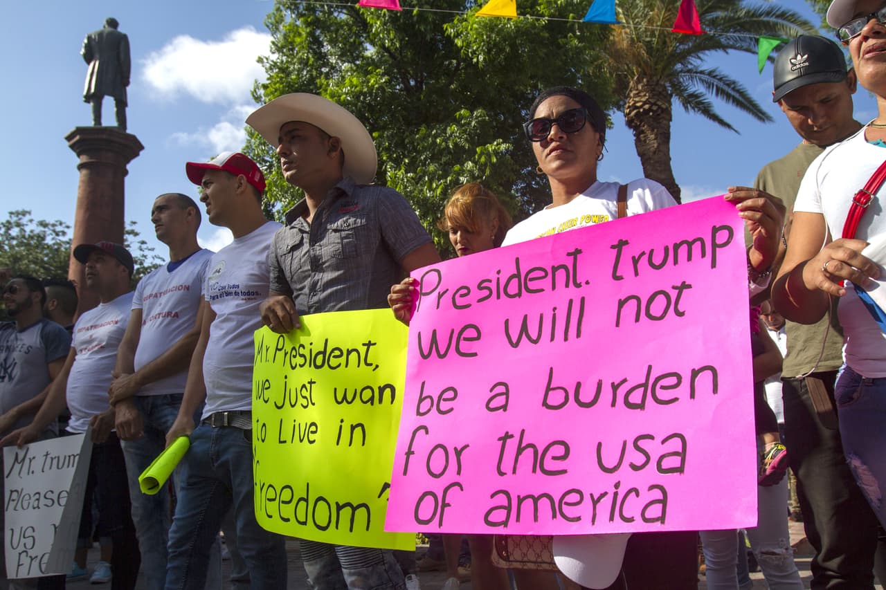 Más de 1,300 cubanos están en centros de detención en EEUU