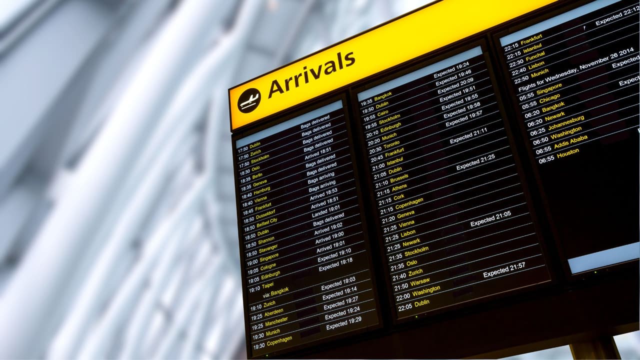 <h3 class="cms-H3-H3">Consejos prácticos </h3>
<br>
<b>Nombre y boleto: </b>revisa que coincidan exactamente con el documento. 
<br>
<b>Originales, no fotos:</b> las aerolíneas no aceptan capturas en el celular. 
<br>
<b>Carpeta familiar:</b> guarda juntos actas, pasaportes, green cards y Texas ID. 
<br>
<b>Si tu hijo viaja solo: </b>consulta las reglas de tu aerolínea antes de comprar el boleto; cada compañía tiene requisitos distintos.